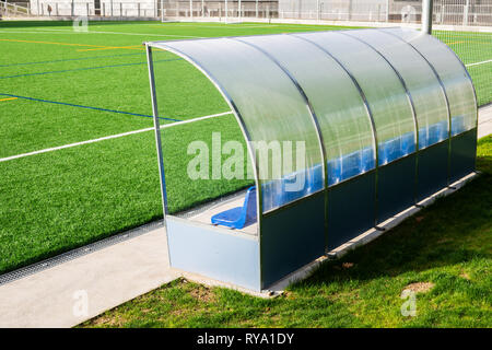 Banc de soccer de l'Université de Saint-Jacques de Compostelle sur le terrain de soccer Banque D'Images