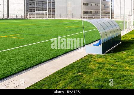 Banc de soccer de l'Université de Saint-Jacques de Compostelle sur le terrain de soccer Banque D'Images