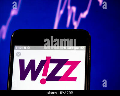 Wizz Air Holdings plc logo de l'entreprise vu affichée sur téléphone intelligent. Banque D'Images