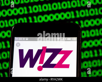 Wizz Air Holdings plc logo de l'entreprise vu affichée sur téléphone intelligent. Banque D'Images