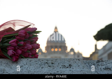 Rome, Italie. Mar 12, 2019. Tulipes et le dôme de Saint-Pierre Crédit : Matteo Nardone/Pacific Press/Alamy Live News Banque D'Images