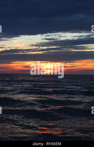 De sentir les vagues léchant doucement vos orteils pendant que vous marchez le long de la plage, puis à voir ce magnifique coucher du soleil vous met dans un lieu de calme. Banque D'Images