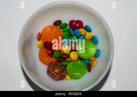 Au chocolat enrobés de sucre coloré dans un bol. Banque D'Images