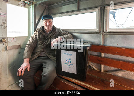 Dursey Island, Cork, Irlande. 26 Février, 2016. Torres Gerard Murphy portant l'urne pour l'élection générale de l'Irlande en face de la mainl Banque D'Images