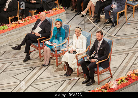 C'est tradition que la famille royale norvégienne assister à la cérémonie du Prix Nobel de la paix à l'Hôtel de Ville d'Oslo (de gauche à droite) : Sa Majesté le Roi Harald, Sa Majesté la reine Sonja, Son Altesse Royale la princesse héritière Mette-Marit et SAR le Prince héritier Haakon (Gonzales Photo/Stian S. Møller). Banque D'Images