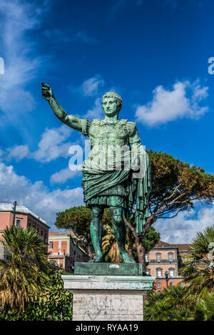 Naples, Italie - Novembre 2018 : Napoli rue sur les beaux jours Banque D'Images