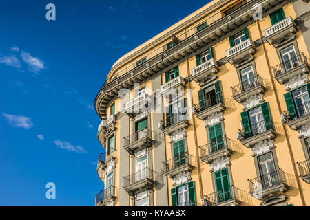 Naples, Italie - Novembre 2018 : Napoli rue sur les beaux jours Banque D'Images