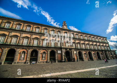 Naples, Italie - Novembre 2018 : Napoli rue sur les beaux jours Banque D'Images