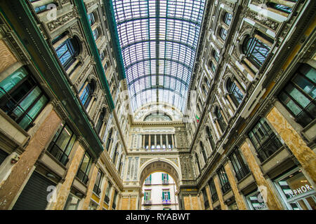 NAPLES, ITALIE - Novembre 2018 : galerie Umberto I dans la ville de Naples, Italie Banque D'Images