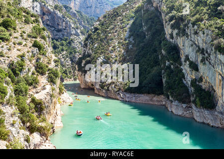 Vom Eingang zum Stausee Lac de Sainte-Croix en Verdonschlucht mit Tretbooten Stausee Lac de Sainte-Croix, Frankreich, 04.09.2018 Bildnachweis : Mario H Banque D'Images