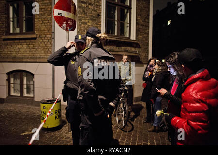 Danemark, copenhague - 15 février 2015. Les résidents locaux ne peuvent pas obtenir l'accès à leurs maisons parce que la police danoise a bloqué plusieurs rues dans le centre de Copenhague, après les attaques de terreur dans la capitale danoise. (Photo crédit : Kenneth Nguyen - Gonzales Photo). Banque D'Images