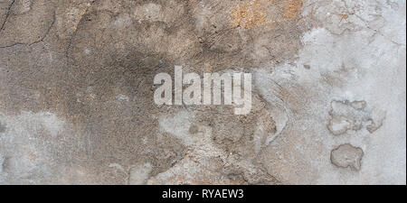 Mur de plâtre foncé avec rayures fissuré. fond sale Ancienne rétro vintage brickwall avec texture stucco gris peel Banque D'Images
