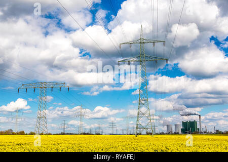 DAS Brunkohlekraftwerk Schkopau mit Stromleitungen vor einem Rapsfeld Banque D'Images