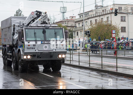 Rue européenne, Prague-October 28, 2018 : les travailleurs de la police sont à cheval sur camion de police défilé militaire le 28 octobre 2018 à Prague, République Tchèque Banque D'Images