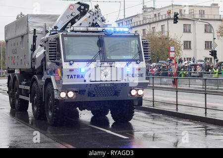 Rue européenne, Prague-October 28, 2018 : les travailleurs de la police sont à cheval sur camion de police défilé militaire le 28 octobre 2018 à Prague, République Tchèque Banque D'Images