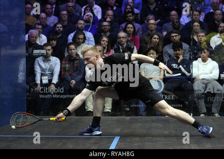 Londres, Royaume-Uni. Mar 12, 2019. Joel Makin du Pays de Galles en atcion contre Max Lee de Hong Kong. Canary Wharf Citigold Squash Classic, jour 3, ronde 2 à l'est d'hiver dans la région de Canary Wharf , Londres, le mardi 12 mars 2019. Photos par Steffan Bowen/Andrew Orchard la photographie de sport/Alamy live news Banque D'Images