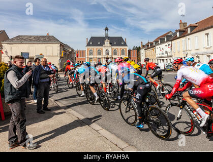 Chatillon-Coligny, France - 10 mars 2019 : le peloton à cheval en face de l'Hôtel de Ville en Chatillon-Coligny au cours de la phase 3 de Paris-Nice 2019. Credit : Radu Razvan/Alamy Live News Banque D'Images