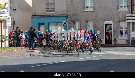 Chatillon-Coligny, France - 10 mars 2019 : le peloton équitation dans Chatillon-Coligny au cours de la phase 3 de Paris-Nice 2019. Credit : Radu Razvan/Alamy Live News Banque D'Images