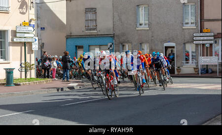 Chatillon-Coligny, France - 10 mars 2019 : le peloton équitation dans Chatillon-Coligny au cours de la phase 3 de Paris-Nice 2019. Credit : Radu Razvan/Alamy Live News Banque D'Images