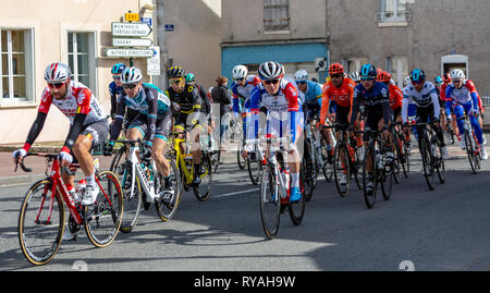 Chatillon-Coligny, France - 10 mars 2019 : le peloton équitation dans Chatillon-Coligny au cours de la phase 3 de Paris-Nice 2019. Credit : Radu Razvan/Alamy Live News Banque D'Images