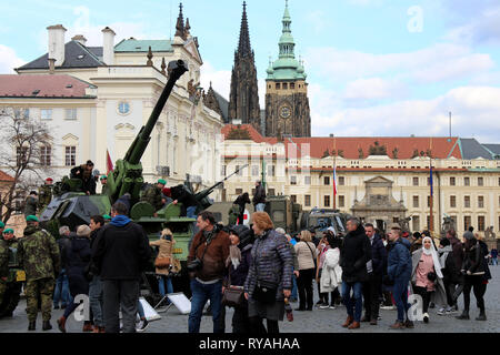 Prague, République tchèque. Mar 12, 2019. Personnes visitent une exposition de matériel militaire à Prague, République tchèque, le 12 mars 2019. L'exposition a eu lieu ici pour marquer le 20e anniversaire de l'adhésion de la République tchèque à l'Organisation du Traité de l'Atlantique Nord (OTAN). Credit : Dana Kesnerova/Xinhua/Alamy Live News Banque D'Images