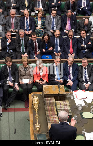 Londres, Grande-Bretagne. Mar 12, 2019. Le Premier ministre britannique Theresa May (3e L, à l'avant) est visible pendant l'affaire Brexit vote à la Chambre des communes de Londres, Grande-Bretagne, le 12 mars 2019. Le Premier ministre britannique Theresa May's Brexit traiter à nouveau a été rejetée mardi par les députés dans le second vote significatif dans le parlement depuis janvier, l'accroissement de l'incertitude sur la façon dont le pays va quitter l'Union européenne. Credit : Parlement du Royaume-Uni/Jessica Taylor/Xinhua/Alamy Live News Banque D'Images