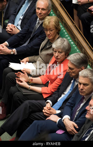 Londres, Grande-Bretagne. Mar 12, 2019. Le Premier ministre britannique Theresa May (4e R) est visible pendant l'affaire Brexit vote à la Chambre des communes de Londres, Grande-Bretagne, le 12 mars 2019. Le Premier ministre britannique Theresa May's Brexit traiter à nouveau a été rejetée mardi par les députés dans le second vote significatif dans le parlement depuis janvier, l'accroissement de l'incertitude sur la façon dont le pays va quitter l'Union européenne. Credit : Parlement du Royaume-Uni/Mark Duffy/Xinhua/Alamy Live News Banque D'Images