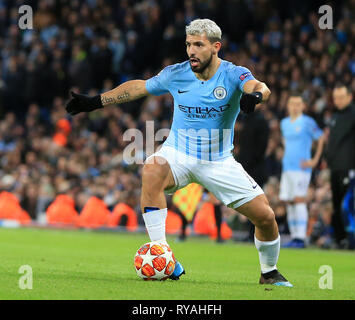 Etihad Stadium, Manchester, Royaume-Uni. Mar 12, 2019. Ligue des Champions de football, série de 16, deuxième manche, Manchester City et le FC Schalke, Sergio Aguero de Manchester City contrôle la balle : Action Crédit Plus Sport/Alamy Live News Banque D'Images