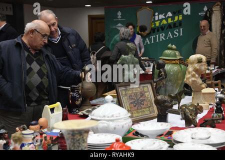 Istanbul, Turquie. Mar 12, 2019. Personnes visitent l'Antique et de nostalgie Festival au Musée Naval d'Istanbul à Istanbul, Turquie, le 12 mars 2019. L'Antique et de nostalgie Festival, qui a débuté le 9 mars et dure jusqu'au 17 mars, réunit 25 antiquaires. Credit : Xu 199 Changjiang/Xinhua/Alamy Live News Banque D'Images