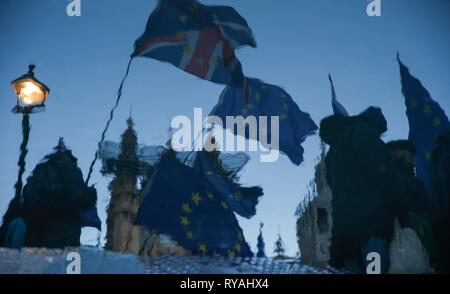 Londres, Royaume-Uni. Mar 12, 2019. L'inversion de la photo prise le 12 mars, 2019 manifestants à l'extérieur montre les chambres du Parlement à Londres, Grande-Bretagne. Le Premier ministre britannique Theresa May's Brexit traiter à nouveau a été rejetée mardi par les députés dans le second vote significatif dans le parlement depuis janvier, l'accroissement de l'incertitude sur la façon dont le pays va quitter l'Union européenne. Credit : Han Yan/Xinhua/Alamy Live News Banque D'Images