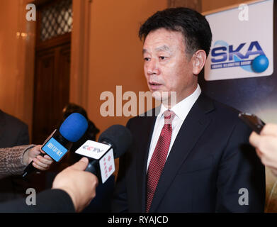 Rome, Italie. Mar 12, 2019. Le Vice-ministre chinois de la science et de la technologie Zhang Jianguo parle aux médias après la signature de l'accord instituant le corps appelé Square Kilometre Array (SKA) Observatoire de l'Observatoire à Rome, Italie, le 12 mars 2019. Un traité international pour la création d'une organisation intergouvernementale superviser la prestation des plus grand radiotélescope a été signé ici mardi. Credit : Cheng Tingting/Xinhua/Alamy Live News Banque D'Images