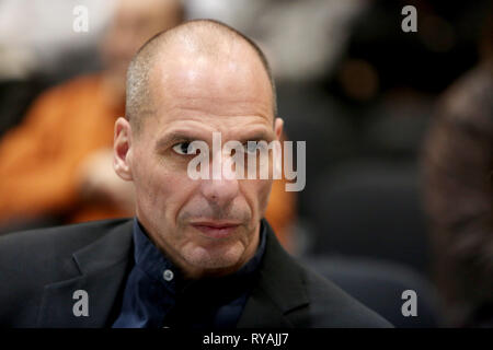 Thessalonique, Grèce. Mar 12, 2019. Yanis Varoufakis pendant un événement pré-élections européennes. L'économiste grec, Yanis Varoufakis visite à Thessalonique lors d'une élection européenne organisée par la partie jour25. Le 25 novembre 2018 Varoufakis a été choisi pour diriger la liste de la démocratie en Europe pour la 2019 élections européennes. Credit : Giannis Papanikos/ZUMA/Alamy Fil Live News Banque D'Images