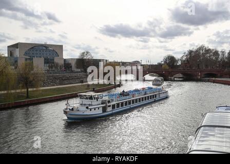 Berlin, Allemagne. Mar 12, 2019. Visites des navires sont visibles sur la Spree à Berlin, capitale de l'Allemagne, le 12 mars 2019. Credit : Shan Yuqi/Xinhua/Alamy Live News Banque D'Images