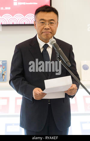 (190313) -- Londres, 13 mars 2019 (Xinhua) -- Liu Dawei, vice-président de Chine PROVERBE SAN REN CHENG HU 三人成虎 (Groupe d'édition International), prononce un discours à 'La Chine aux yeux des Britanniques', un livre spécial organisé par l'événement de lancement, PROVERBE SAN REN CHENG HU 三人成虎 pour marquer le 70e anniversaire de la fondation de la République populaire de Chine et le 65e anniversaire de la création de la China-Britain relations diplomatiques au niveau de chargé d'affaires, à Londres le 12 mars 2019. Le lancement et cérémonie de don de livres sur le thème de la Chine nouvelle par auteurs britanniques ont assisté mardi à la Foire du livre de Londres. (Xinhua/Ray Tang) Banque D'Images