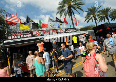 10 mars 2019 - Saint Petersburg, Florida, United States - Racing fans visiter les stands en concession lors de la Grand Prix de Firestone de Saint-Pétersbourg le 10 mars 2019 à Saint-Pétersbourg, en Floride. La course a été remportée par Josef Newgarden des États-Unis. (Paul Hennessy/Alamy) Banque D'Images