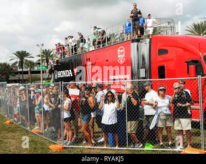 10 mars 2019 - Saint Petersburg, Florida, United States - Racing fans watch l'action par une clôture et du haut d'un camion pendant le Grand Prix de Firestone de Saint-Pétersbourg le 10 mars 2019 à Saint-Pétersbourg, en Floride. La course a été remportée par Josef Newgarden des États-Unis. (Paul Hennessy/Alamy) Banque D'Images