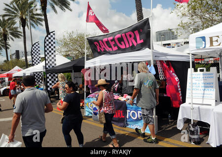 10 mars 2019 - Saint Petersburg, Florida, United States - Race fans visiter les stands en concession lors de la Grand Prix de Firestone de Saint-Pétersbourg le 10 mars 2019 à Saint-Pétersbourg, en Floride. La course a été remportée par Josef Newgarden des États-Unis. (Paul Hennessy/Alamy) Banque D'Images