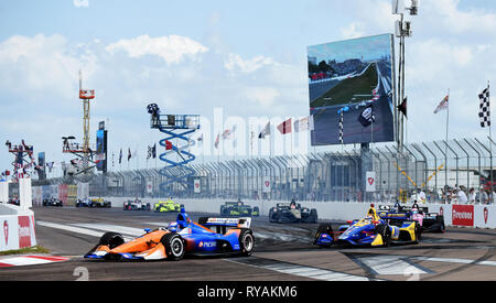 10 mars 2019 - Saint Petersburg, Florida, United States - Chip Ganassi Racing driver Scott Dixon, de la Nouvelle Zélande mène le pack à son tour une durant le Grand Prix de Firestone de Saint-Pétersbourg le 10 mars 2019 à Saint-Pétersbourg, en Floride. Josef Newgarden des États-Unis a gagné la course. (Paul Hennessy/Alamy) Banque D'Images