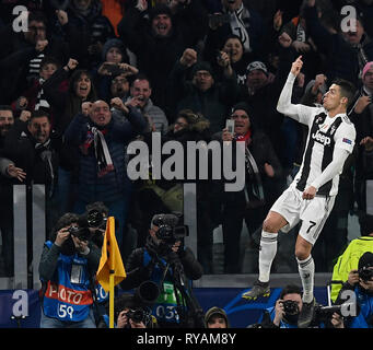 Turin. 12Th Mar, 2018. La Juventus Cristiano Ronaldo célèbre après avoir marqué au cours de l'UEFA Champions League round 16 match retour correspondance entre la Juventus et l'Atletico Madrid à Turin, Italie, Mar.12, 2018. La Juventus a gagné 3-0. Credit : Alberto Lingria/Xinhua/Alamy Live News Banque D'Images