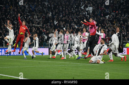 Turin. 12Th Mar, 2018. Les joueurs de la Juventus célébrer après avoir remporté la Ligue des Champions round 16 deuxième match de jambe entre la Juventus et l'Atletico Madrid à Turin, Italie, Mar.12, 2018. La Juventus a gagné 3-0. Credit : Alberto Lingria/Xinhua/Alamy Live News Banque D'Images