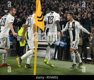 Turin. 12Th Mar, 2018. La Juventus Cristiano Ronaldo (R) célèbre après avoir marqué au cours de l'UEFA Champions League round 16 match retour correspondance entre la Juventus et l'Atletico Madrid à Turin, Italie, Mar.12, 2018. La Juventus a gagné 3-0. Credit : Alberto Lingria/Xinhua/Alamy Live News Banque D'Images