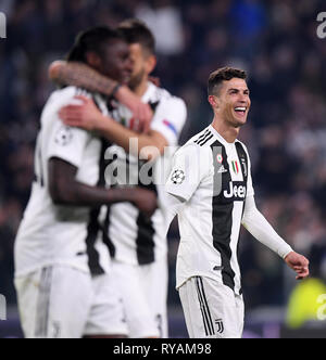 Turin. 12Th Mar, 2018. La Juventus Cristiano Ronaldo (R) célèbre après avoir marqué au cours de l'UEFA Champions League round 16 match retour correspondance entre la Juventus et l'Atletico Madrid à Turin, Italie, Mar.12, 2018. La Juventus a gagné 3-0. Credit : Alberto Lingria/Xinhua/Alamy Live News Banque D'Images