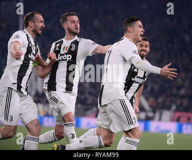 Turin. 12Th Mar, 2018. La Juventus Cristiano Ronaldo (R) célèbre après avoir marqué au cours de l'UEFA Champions League round 16 match retour correspondance entre la Juventus et l'Atletico Madrid à Turin, Italie, Mar.12, 2018. La Juventus a gagné 3-0. Credit : Alberto Lingria/Xinhua/Alamy Live News Banque D'Images