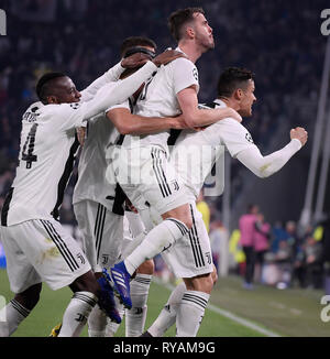 Turin. 12Th Mar, 2018. La Juventus Cristiano Ronaldo (R) célèbre après avoir marqué au cours de l'UEFA Champions League round 16 match retour correspondance entre la Juventus et l'Atletico Madrid à Turin, Italie, Mar.12, 2018. La Juventus a gagné 3-0. Credit : Alberto Lingria/Xinhua/Alamy Live News Banque D'Images