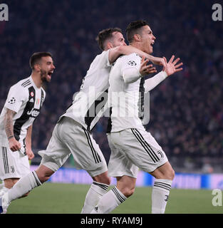 Turin. 12Th Mar, 2018. La Juventus Cristiano Ronaldo (R) célèbre après avoir marqué au cours de l'UEFA Champions League round 16 match retour correspondance entre la Juventus et l'Atletico Madrid à Turin, Italie, Mar.12, 2018. La Juventus a gagné 3-0. Credit : Alberto Lingria/Xinhua/Alamy Live News Banque D'Images