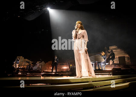 Oslo, Norvège. Mar 12, 2019. Norvège, Oslo - 12 mars, 2019. Le groupe de rock indépendant Anglais Florence et la machine exécute un concert live à Oslo Spektrum d'Oslo. Ici chanteur, auteur-compositeur et musicien Florence Welch est vu sur scène. (Photo crédit : Gonzales Photo/Alamy Live News Banque D'Images