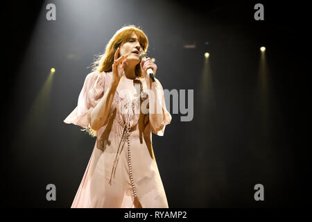 Oslo, Norvège. Mar 12, 2019. Norvège, Oslo - 12 mars, 2019. Le groupe de rock indépendant Anglais Florence et la machine exécute un concert live à Oslo Spektrum d'Oslo. Ici chanteur, auteur-compositeur et musicien Florence Welch est vu sur scène. (Photo crédit : Gonzales Photo/Alamy Live News Banque D'Images