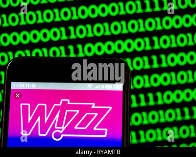 12 mars 2019 - Ukraine - Wizz Air Holdings plc logo de l'entreprise vu affichée sur un téléphone intelligent. (Crédit Image : © Igor Golovniov/SOPA des images à l'aide de Zuma sur le fil) Banque D'Images