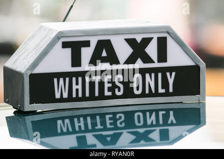 Adélaïde, Australie. Mar 13, 2019. Une réplique pour les blancs de taxi seulement utilisé sur l'ensemble du film à Adélaïde de 'Escape from Pretoria. Le film est basé sur un livre écrit par Tim Jenkin et est défini au cours de l'époque de l'Apartheid à Capetown, Afrique du Sud sur deux sud-africains blancs, Tim Jenkin et Stephen Lee, qui ont été incarcérés en 1978 pour la production et la distribution d'anti-apartheid : messagesCredit amer ghazzal/Alamy Live News Banque D'Images