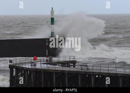 Ceredigion Aberystwyth Wales UK, mercredi 13 mars 2019. Météo France : Storm Gareth, le dernier ouragan de la saison, résultats le front de mer à Aberystwyth. Le vent de force tempête Gareth devraient ramener le endommager des rafales à 70mph irlandais exposés sur les côtes maritimes d'aujourd'hui. Crédit photo : Keith Morris/Alamy Live News Banque D'Images